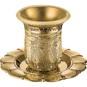 כוס קידוש בצבע זהב מעוטר בריקועים עדינים אתניים, משובץ אבנים כסופות