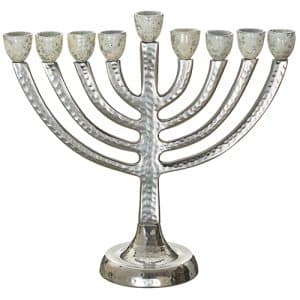 חנוכייה קלאסית בצבע כסף מרוקע עם קני כסף מנצנצים