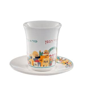כוס קידוש מקרמיקה בצבע לבן עם עיטורים צבעוניים