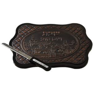 מגש לחלות שבת מעץ ותבליט דמוי עור