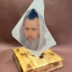 תמונה של הרב ניר בן ארצי - על גבי אבן שיש ומעמד עץ