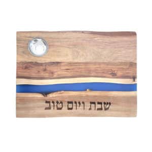 מגש לחלות שבת מעץ שיטה טבעי עם פס כחול