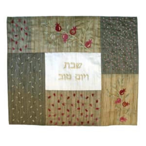 כיסוי חלה לשבת משולב בבדים ורקמות שונות עם רימונים בגווני זהב וירוק