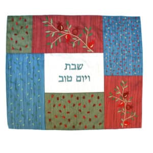 כיסוי חלה לשבת צבעוני משולב בבדים ורקמות שונות עם רימונים