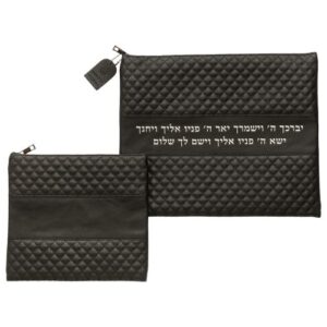 תיק לטלית ותפילין דמוי עור שחור דוגמת מעוינים ואותיות בולטות בצבע כסף