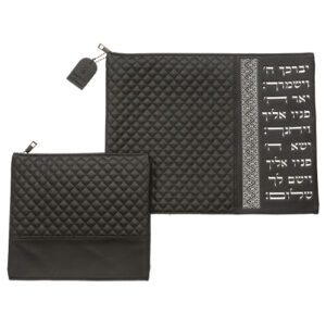 תיק לטלית ותפילין דמוי עור שחור עם פס דקורטיבי כסוף ואותיות בולטות 'יברכך'