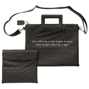 תיק לטלית ותפילין עם ידית דמוי עור שחור דוגמת מעוינים ואותיות בולטות בצבע כסף