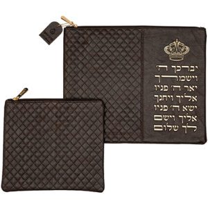 תיק לטלית ותפילין דמוי עור בצבע חום כהה עם כתר ואותיות בולטות בזהב
