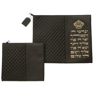 תיק לטלית ותפילין דמוי עור שחור עם טקסטורה של מעויינים ואותיות בולטות בצבע זהב