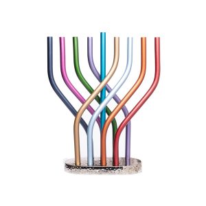 חנוכייה מקנים משתלבים צבעוניים על בסיס מרוקע