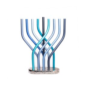 חנוכייה מקנים משתלבים בגווני כחול על בסיס מרוקע