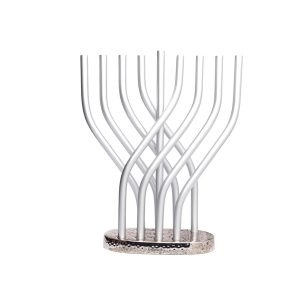 חנוכייה מקנים משתלבים כסופים על בסיס מרוקע