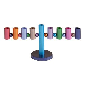 חנוכייה צבעונית מצינורות וכדורים על בסיס עגול