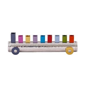 חנוכייה בצורת רכבת קטנה עם קנים צבעוניים